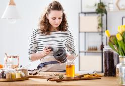 Засоби для догляду за волоссям, які можна знайти в кухонній шафі: олії, дріжджі, мед та інше