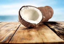 Звичайна кокосова олія - комплексний захист для волосся, яке потребує зміцнення