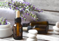 Ефірні олії. Чи можна наносити їх на волосся і втирати в шкіру голови?