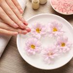 Найкращі домашні засоби для лікування пошкоджених нігтів та сухої кутикули